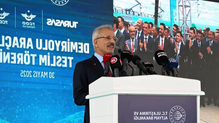 Google Aramaya Yönelik & Bilgi Odaklı Başlıklar:
1. TÜRASAŞ 2025 Yılında Kaç Vagon Üretti? Bakan Uraloğlu’ndan Rekor Açıklaması
2. Bakan Uraloğlu TÜRASAŞ’ın 2025 Vagon Üretim Rekorunu Nasıl Değerlendirdi?
3. TÜRASAŞ’ın 2025’te Kırdığı 801 Vagonluk Rekor Ne Anlama Geliyor?
4. Bakan Uraloğlu Duyurdu: TÜRASAŞ’ın 2025 Vagon Üretim Hedefleri Nelerdi?
5. Türkiye’de Vagon Üretimi: TÜRASAŞ 2025 Rekoruyla Sektöre Damga Vurdu mu?

Tıklama Eğilimi Yüksek & Merak Uyandırıcı Başlıklar:
6. Bakan Uraloğlu’ndan Gelen Haber Türkiye’yi Salladı! TÜRASAŞ 2025 Rekoruyla Herkesi Şaşırttı!
7. Kimse Bunu Beklemiyordu! TÜRASAŞ 2025’te 801 Vagonla Tarih Yazdı!
8. Müjde! Bakan Uraloğlu Açıkladı: TÜRASAŞ’tan Vagon Üretiminde Dev Hamle! 2025 Rekoru Resmen Duyuruldu!
9. Bu Rekor Her Şeyi Değiştirecek! TÜRASAŞ’ın 2025 Vagon Başarısı Ağızları Açık Bıraktı!
10. Son Dakika! Bakan Uraloğlu’ndan 2025 TÜRASAŞ Vagon Rekoru Hakkında Çarpıcı Açıklama!